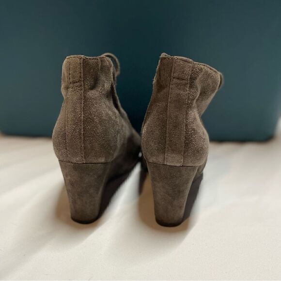 Clarks Chocolate Brown Wedge Booties - Size 7.5 - Picture 3 of 7